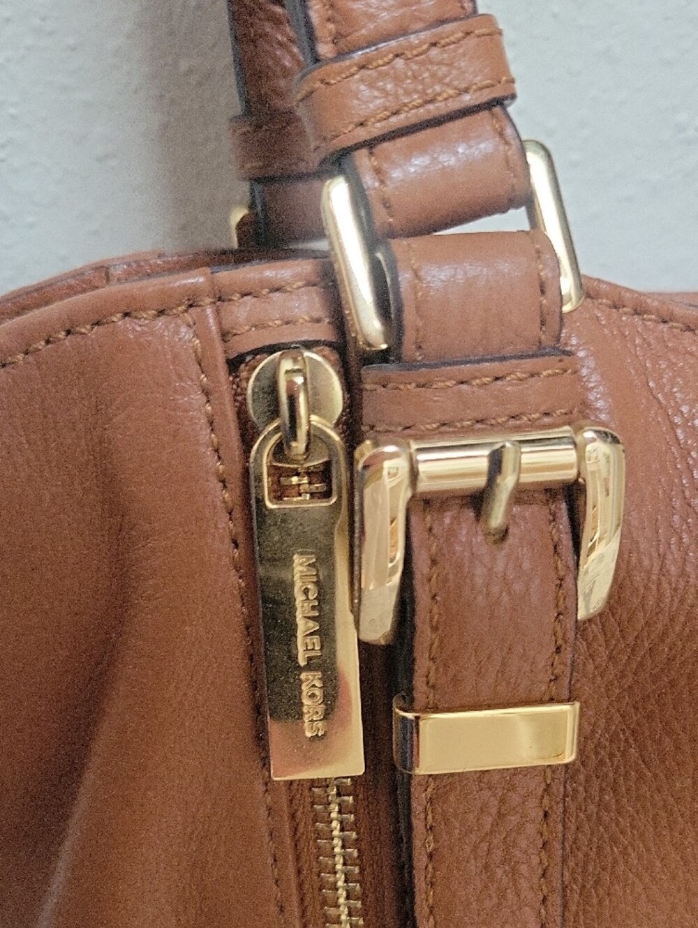 Michael Kors Brown Leather Shoulder Bag with Gold Hardware - Picture 4 of 8